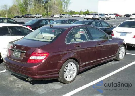 2009 Mercedes-Benz C300 z USA, uszkodzony, nr VIN WDDGF54X79R043380